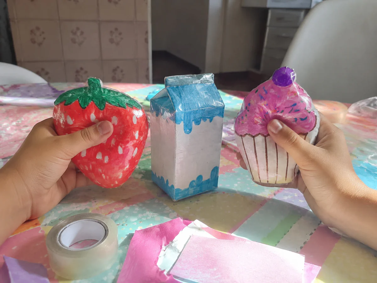 Crianças brincando com Paper Squishies de comidinhas